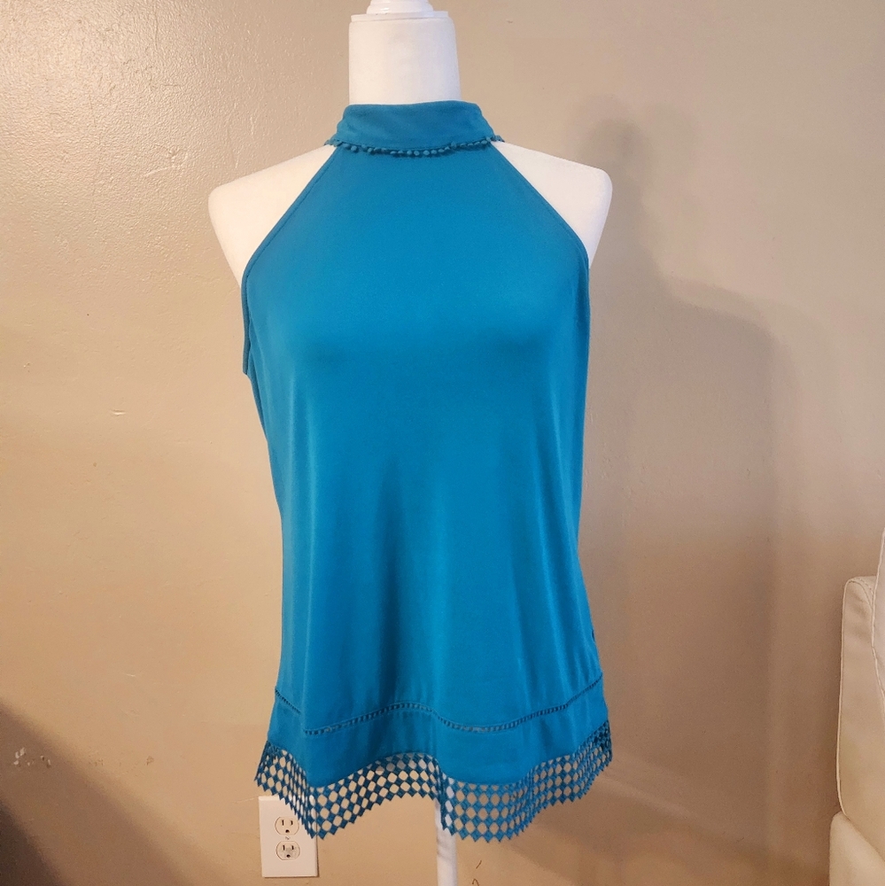 Sleeveless chocker kneck top.